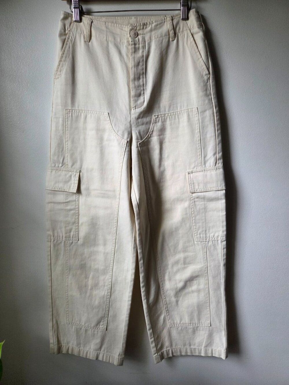 EUC UNIVERSAL THREAD CREAM BARREL CARGO PANTS SIZE 2